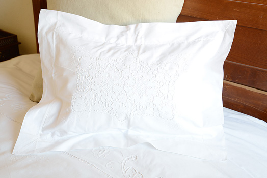 Victorian Hand Embroidered Pillow Sham. 2"Flange border. 14"x20"